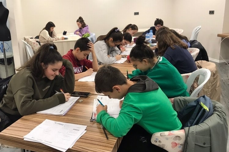 İzmit'te LGS Hazırlığı: Her Gün Daha Fazla Gencin Katılımıyla