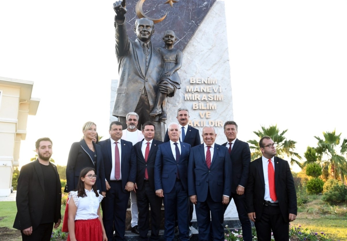 Osmangazi Belediyesi Girişine Atatürk Anıtı Dikildi