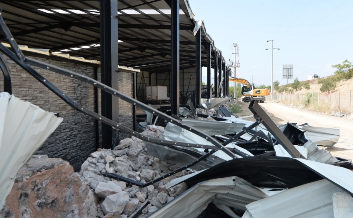 Bursa Osmangazi'de Tarım Arazisine İnşa Edilen Kaçak Depo Yıkıldı