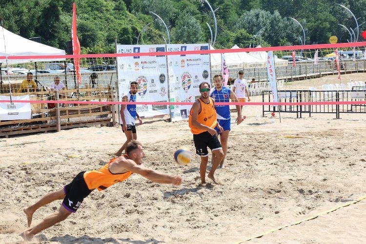 Şile Sahili'nde Plaj Voleybolu Heyecanı