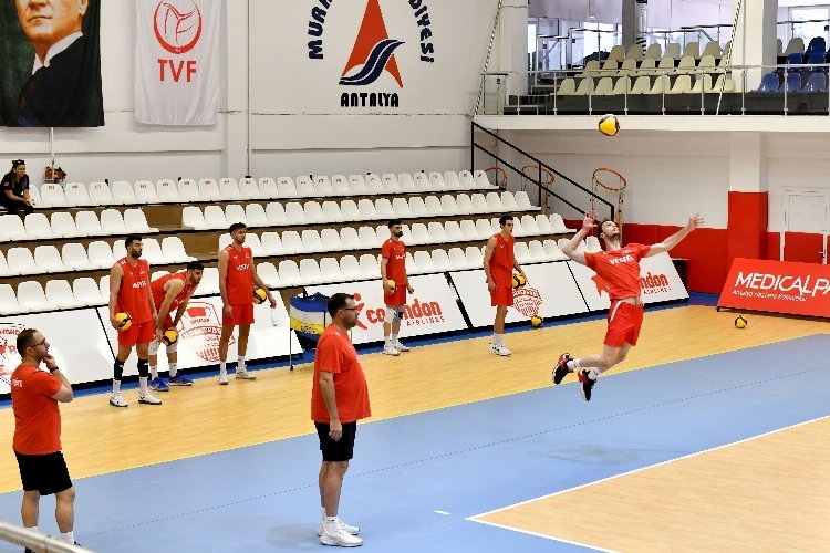 Milli Voleybolculara Baklava İkramı