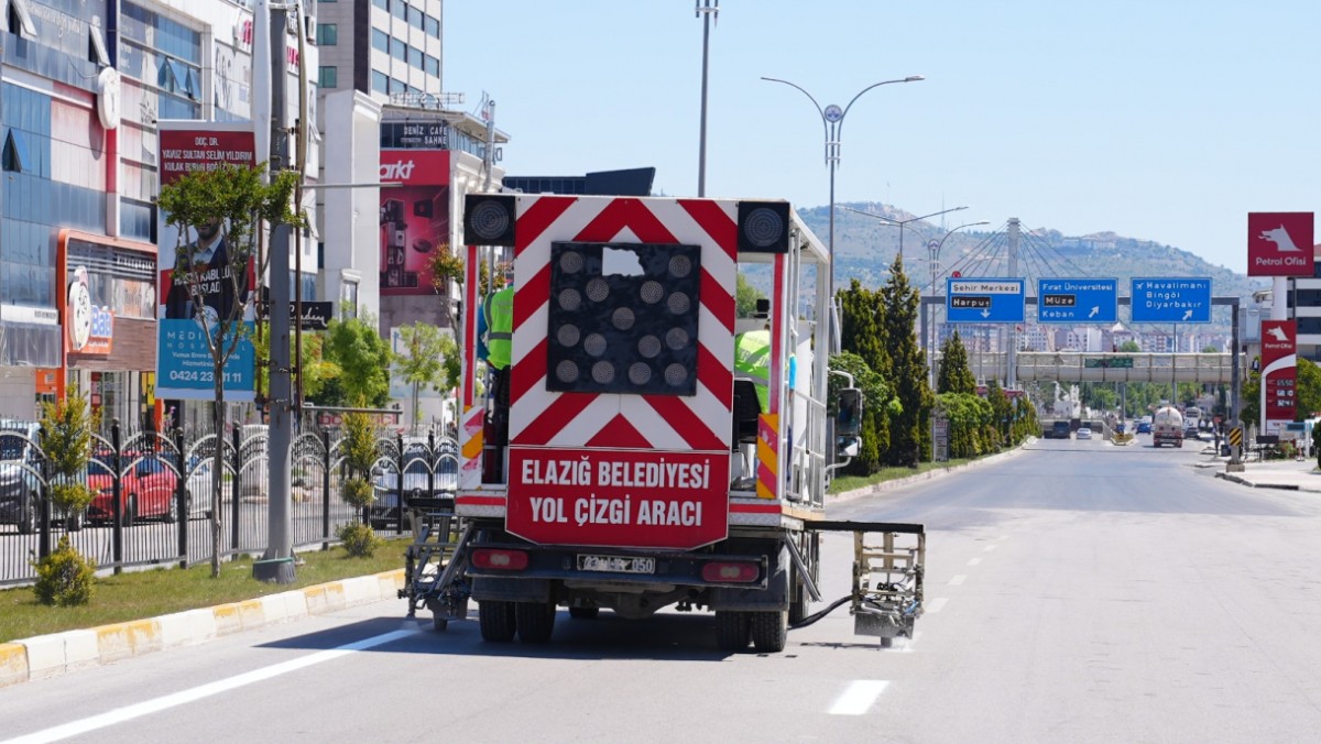 Elazığ’da ulaşım ağında güvenlik ve konfor için yol çizgi çalışmaları sürüyor