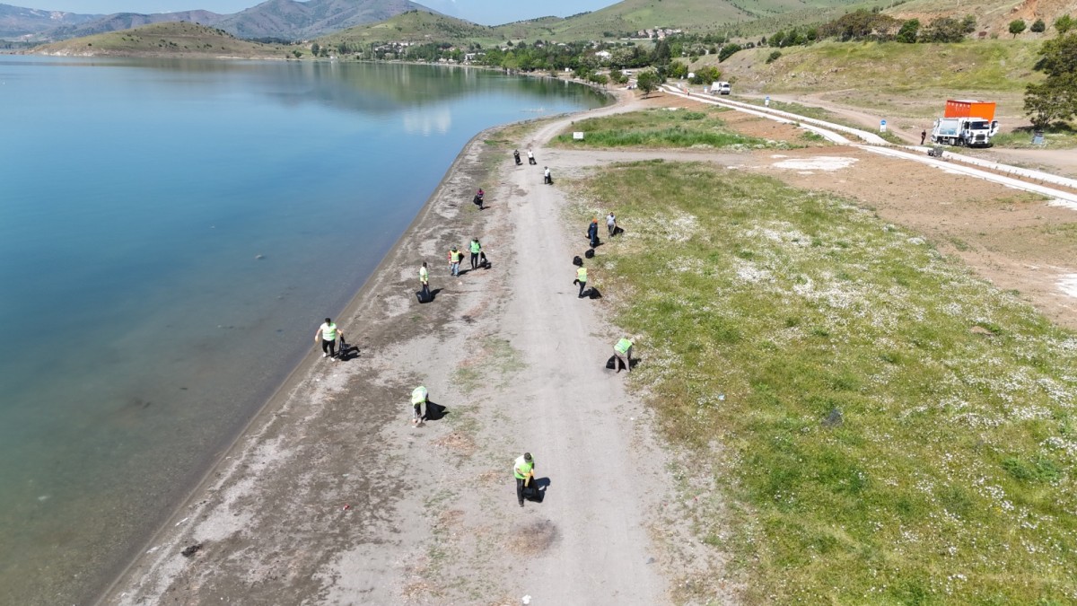 Hazar Gölü’nde 12 Ton Atık Toplandı