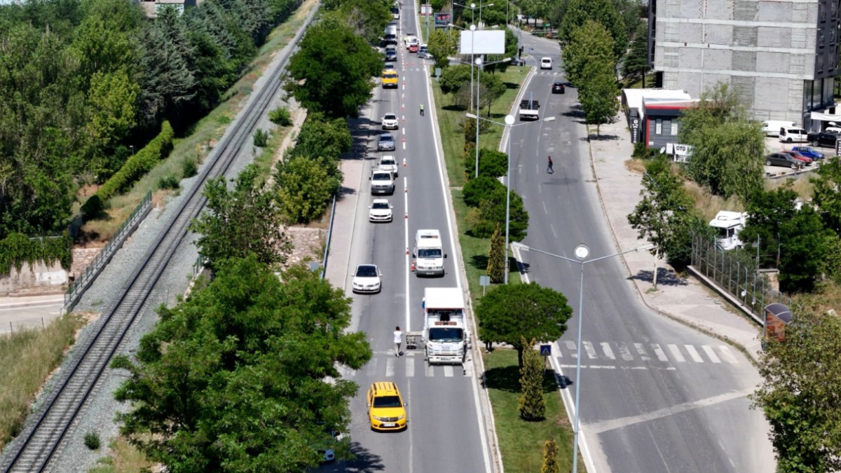 Elazığ’da Yenilenen Yollarda Trafik İşaretleme Çalışmaları Sürüyor