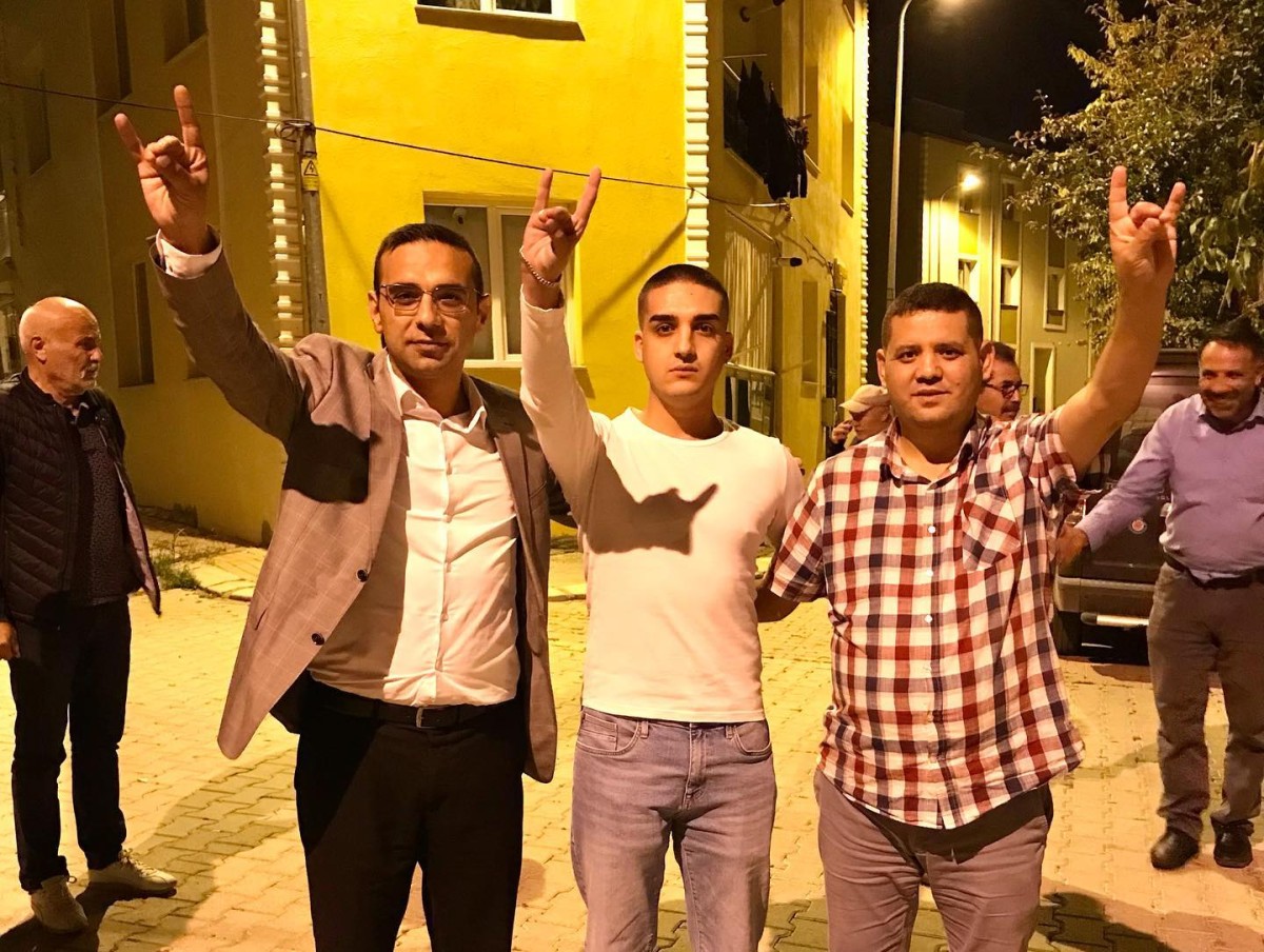 MHP UŞAK İL BAŞKANI ÜMİT ARSLAN İL YÖNETİCİSİ ŞERİF KESKİN İN OĞLU ARİF KESİN İN ASKERE UĞURLADI