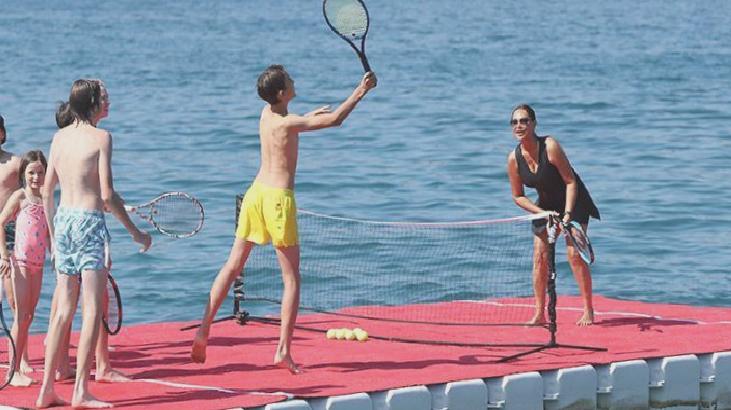 Hülya Avşar, Denizin Ortasında Tenis Keyfi Yaşadı