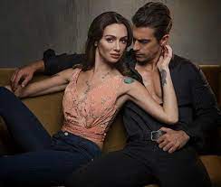 İbrahim Çelikkol, Birce Akalay'ın övgülerine omuz öpme jestiyle cevap verdi.